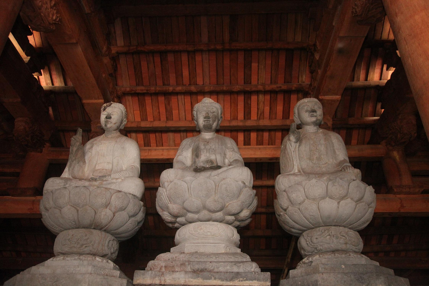 Trải qua thăng trầm lịch sử, chùa bị phá hủy nhiều lần, hiện vật gốc còn lưu lại là ba pho tượng Tam Thế tạc bằng đá