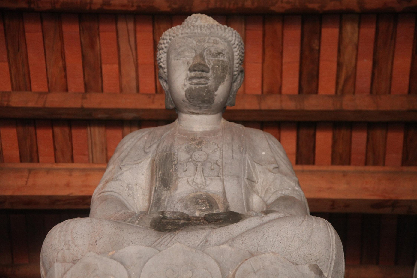 Pho tượng ở giữa có chiều cao (cả tượng và bệ) là 259 cm. Pho tượng trong tư thế ngồi thiền, hai tay để nhẹ nhàng trên đùi kết ấn tam muội. Áo tượng cũng có ba lớp với những điểm khác biệt dễ nhận ra về họa tiết trên ngực.