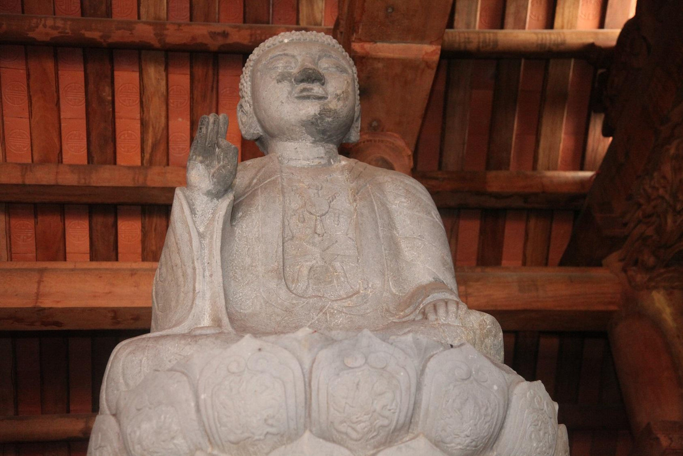 Pho tượng bên phải có chiều cao (cả tượng và bệ) là 259 cm.