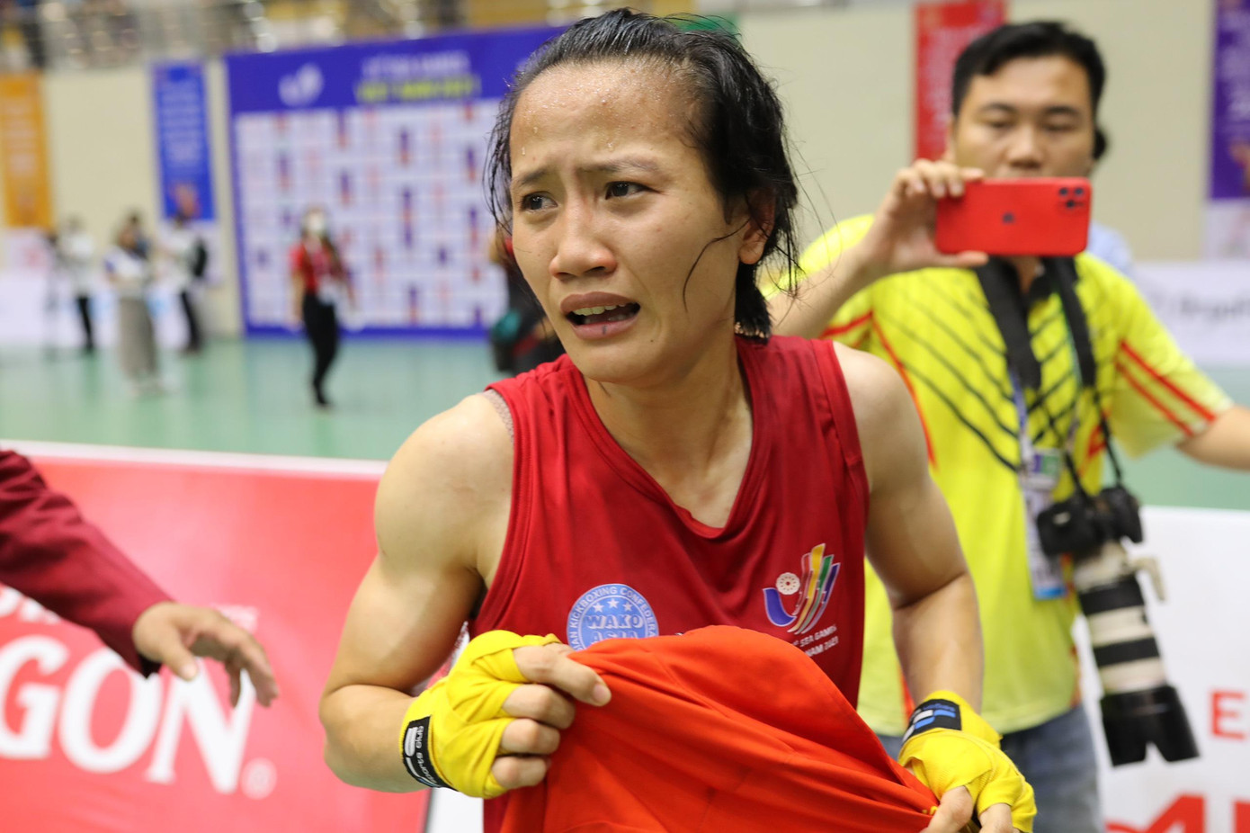 Nga bật khóc khi chiến thắng đối thủ với tỷ số 3 - 0