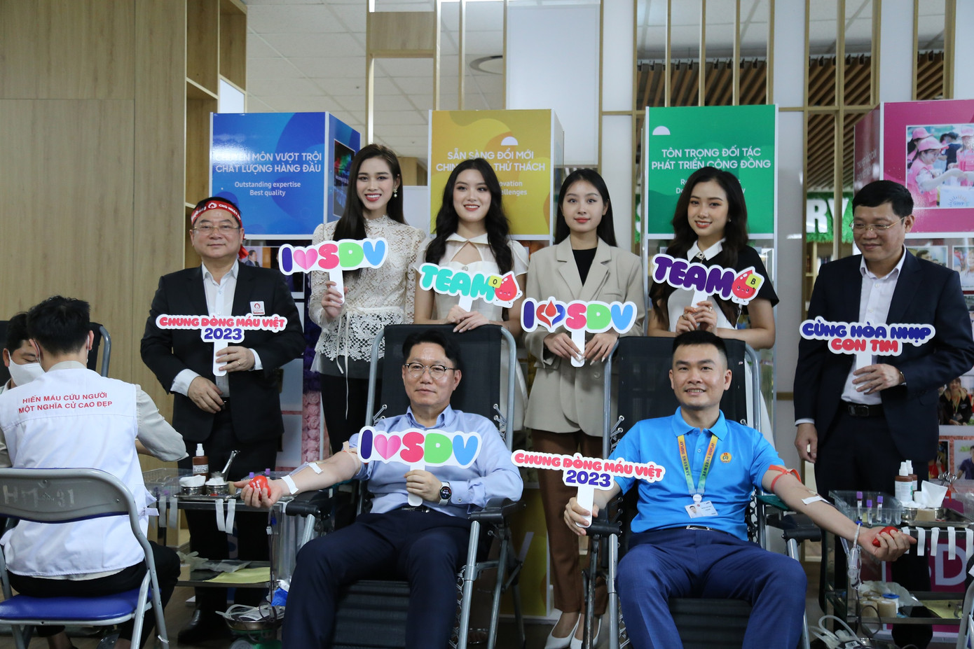 Lãnh đạo Cty TNHH Samsung Display hiến máu tại Chủ nhật Đỏ.