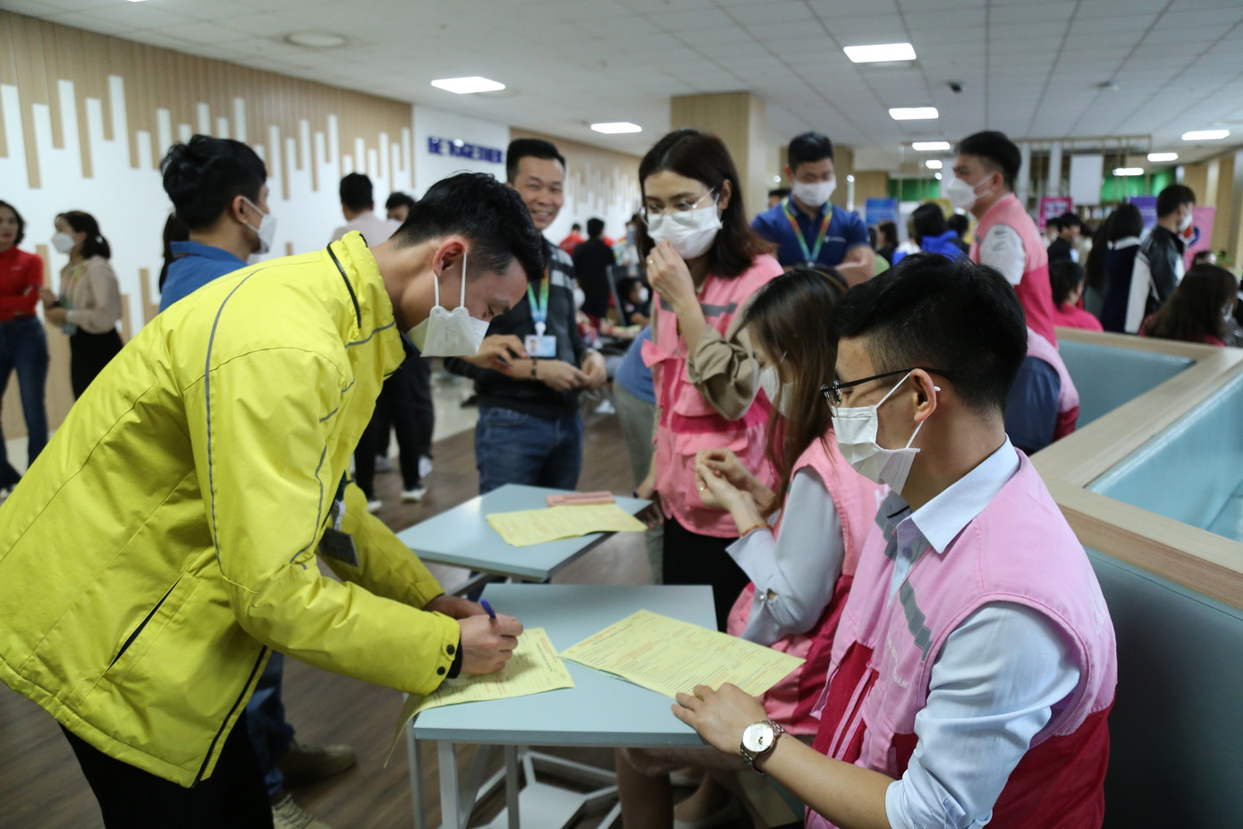 Người lao động trong Cty TNHH Samsung Display hào hứng đăng ký hiến máu.