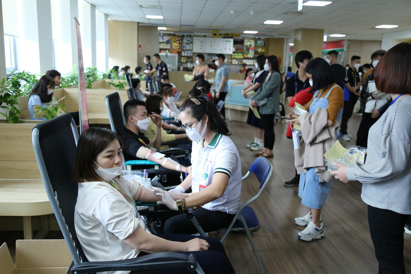 Từ năm 2016, Cty TNHH Samsung Display đã tổ chức hiến máu. Đến nay, công ty tiếp nhận khoảng 16.000 đơn vị máu.