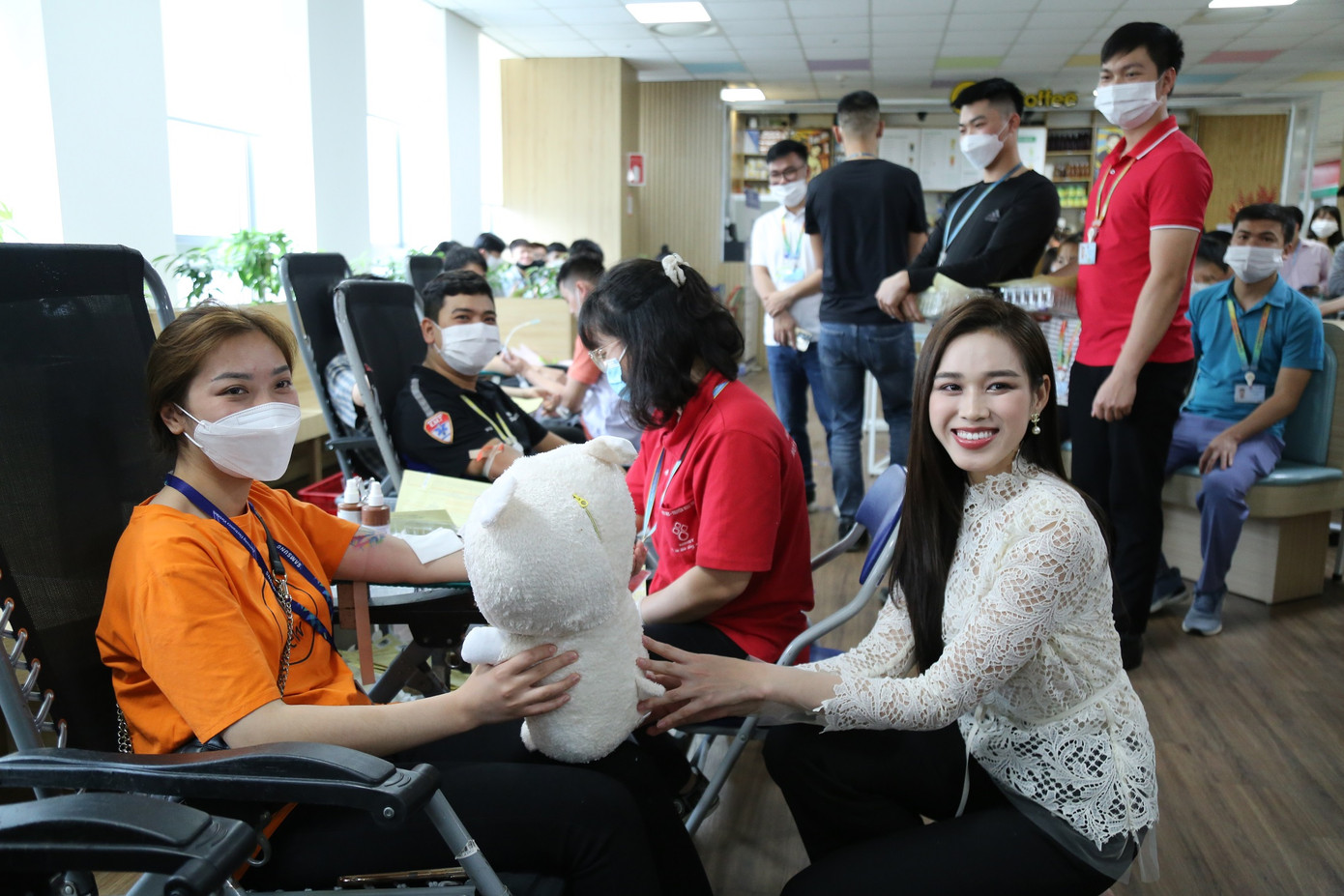 Hoa hậu Đỗ Thị Hà động viên người lao động tham gia hiến máu.
