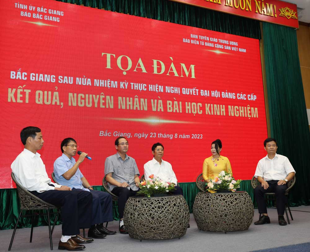 Các đại biểu trao đổi tại tọa đàm. Các đại biểu trao đổi tại tọa đàm.