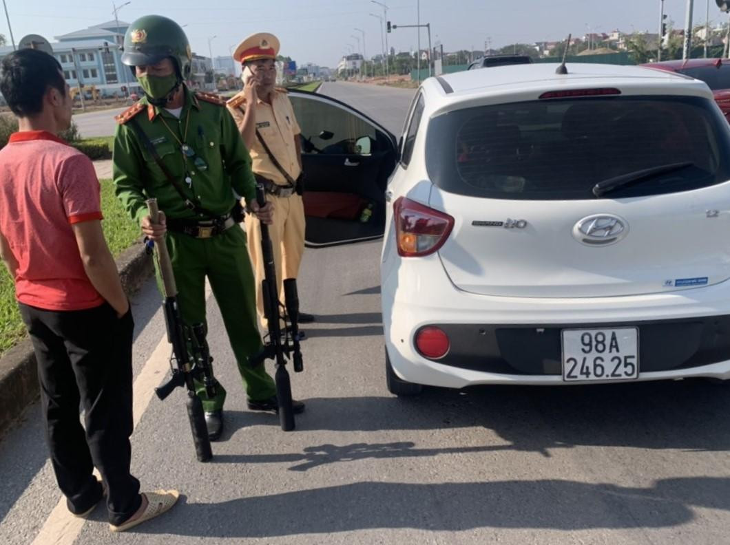 Công an thành phố Bắc Giang phát hiện 2 khẩu súng nén trên xe của Nguyễn Văn Quân