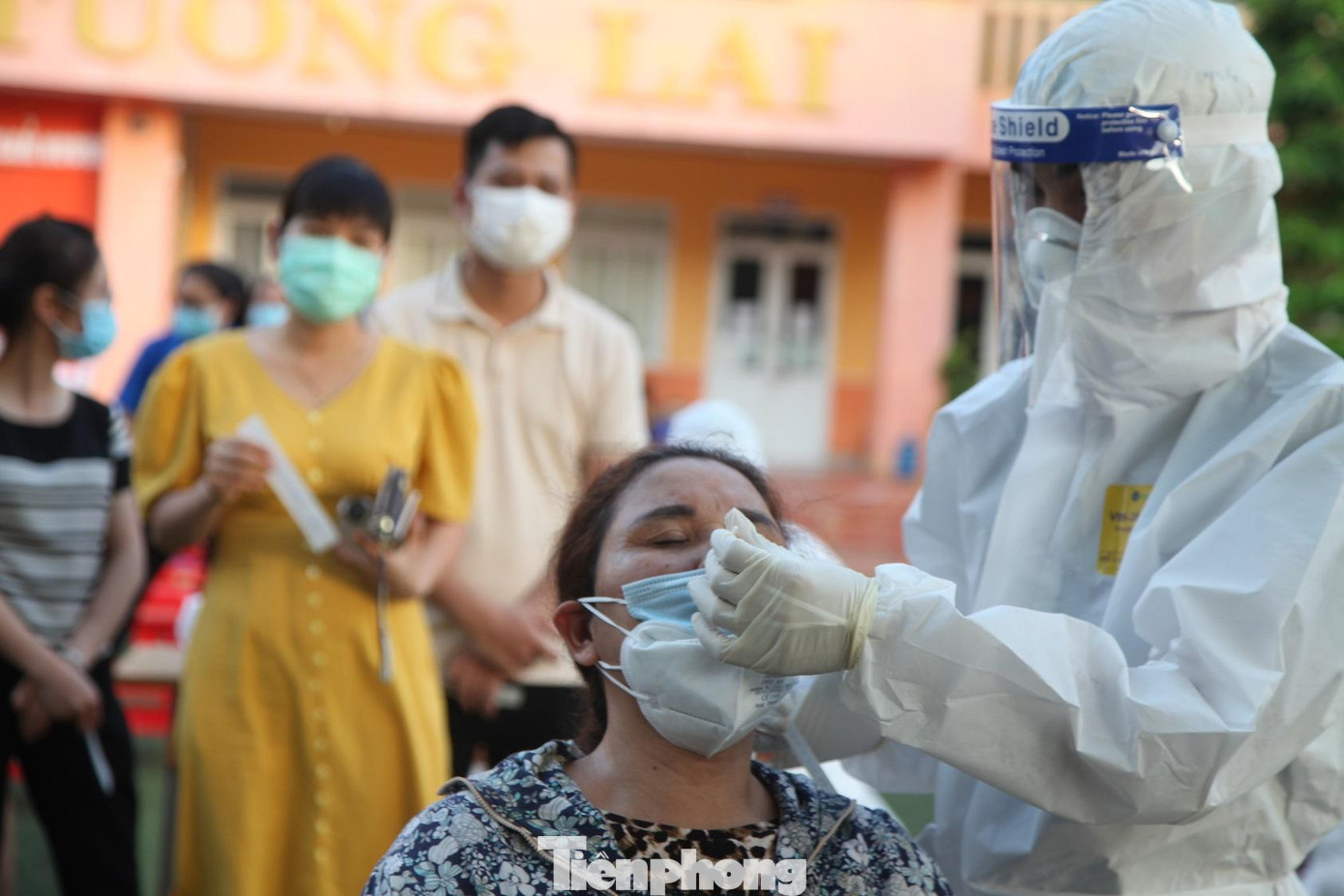 Nhân viên y tế lấy mẫu xét nghiệm cho người dân tỉnh Bắc Giang Nhân viên y tế lấy mẫu xét nghiệm cho người dân tỉnh Bắc Giang