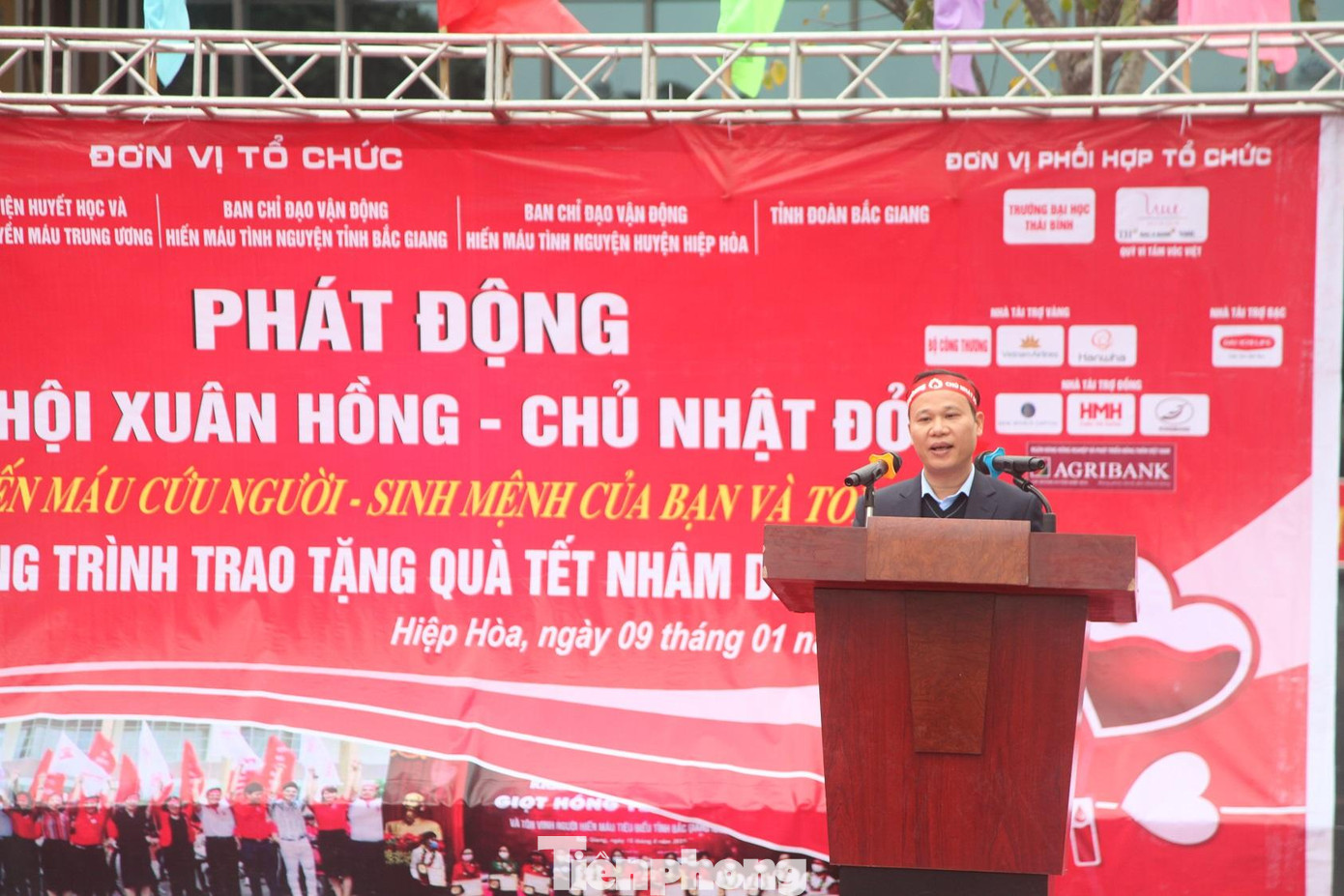 Ông Mai Sơn, Phó chủ tịch thường trực UBND tỉnh Bắc Giang cho biết, những năm qua, phong trào hiến máu của tỉnh Bắc Giang đã có nhiều khởi sắc. Trong suốt hơn 10 năm qua, phong trào hiến máu của tỉnh luôn đạt và vượt chỉ tiêu kế hoạch. Riêng năm 2021, mặc dù tình hình dịch bệnh diễn biến khó lường, tỉnh Bắc Giang tổ chức thành công được 21 ngày hội hiến máu, tiếp nhận được 16.723 đơn vị máu, vượt 34% kế hoạch.