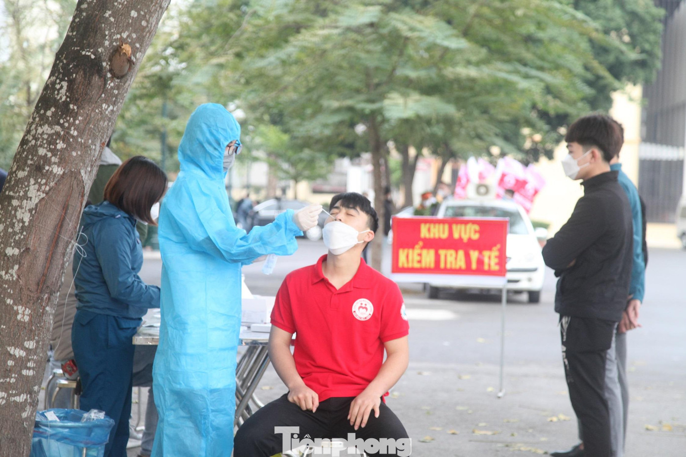 Mọi người đều được test COVID-19 trước khi vào hiến máu để đảm bảo an toàn phòng chống dịch.