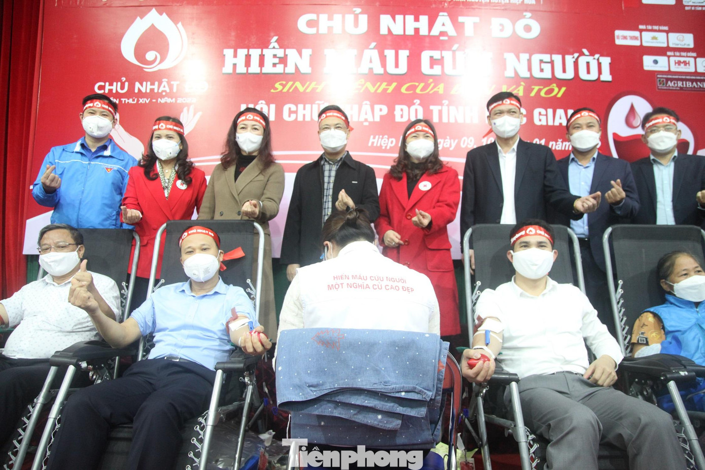 Ông Mai Sơn, Phó Chủ tịch thường trực UBND tỉnh Bắc Giang (ngồi thứ 2 bên trái) hiến máu lần thứ 7