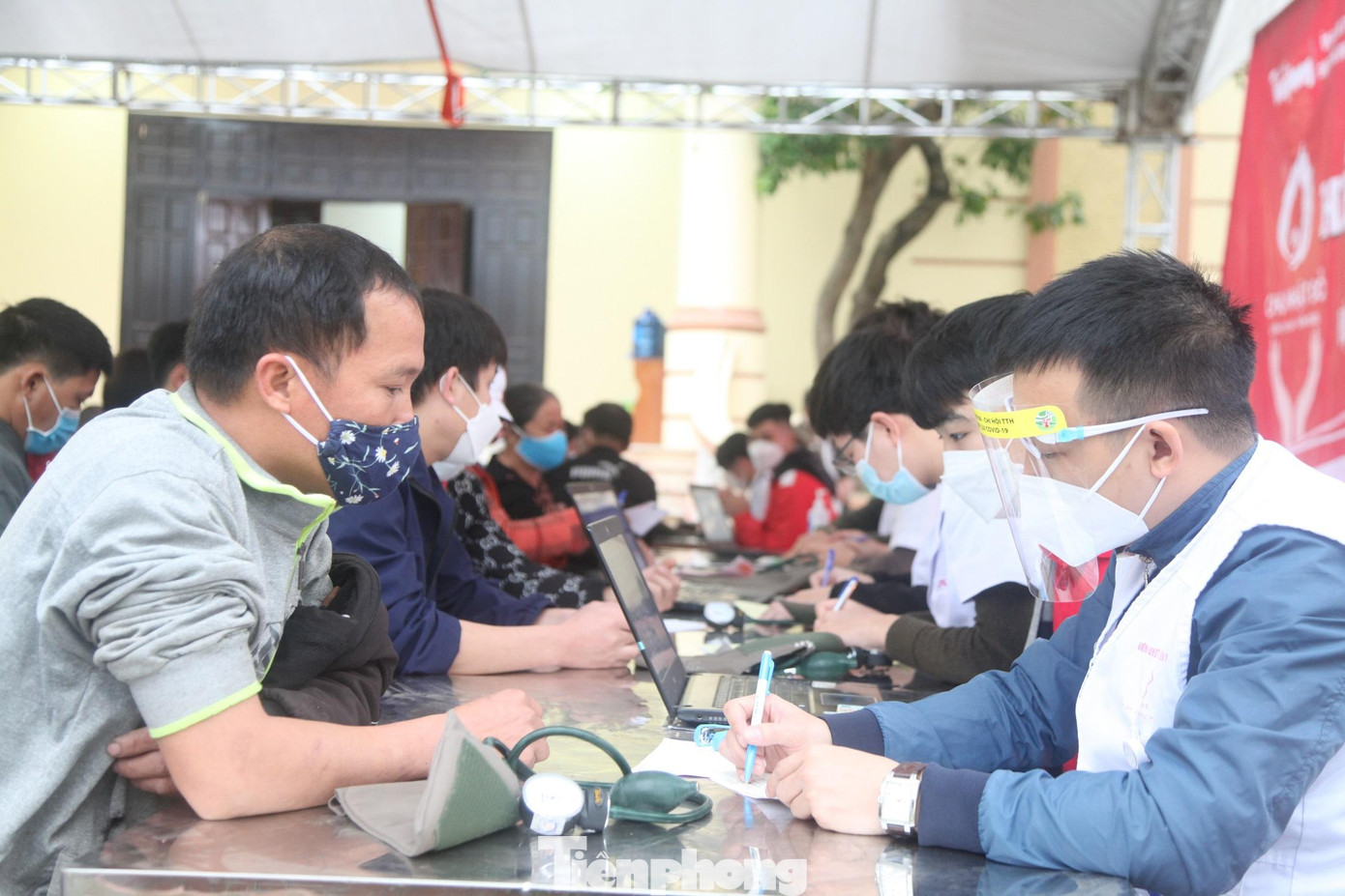 Hào hứng đăng ký hiến máu