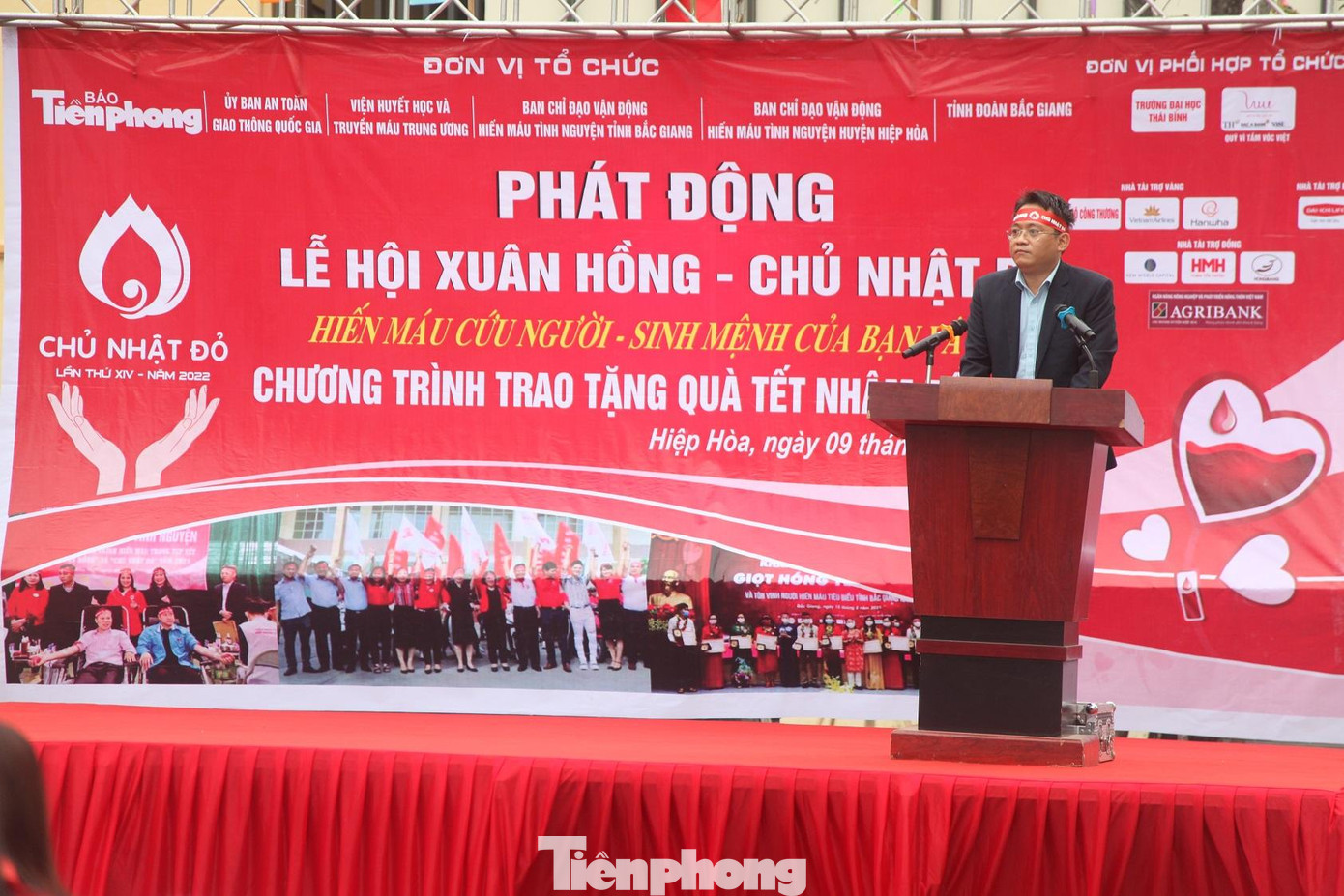 Nhà báo Hồ Sỹ Lực, Phó Trưởng ban Bạn đọc, báo Tiền Phong phát biểu tại chương trình. &quot;Dù dịch bệnh phức tạp nhưng năm 2021, Chủ nhật Đỏ vẫn thu hút được hơn 61.000 đơn vị máu, cao nhất từ trước đến nay. Năm 2022, Ban Tổ chức cũng sẽ quyết tâm thực hiện chương trình tại các địa điểm, thời điểm đảm bảo an toàn phòng dịch&quot; - nhà báo Hồ Sỹ Lực nói.