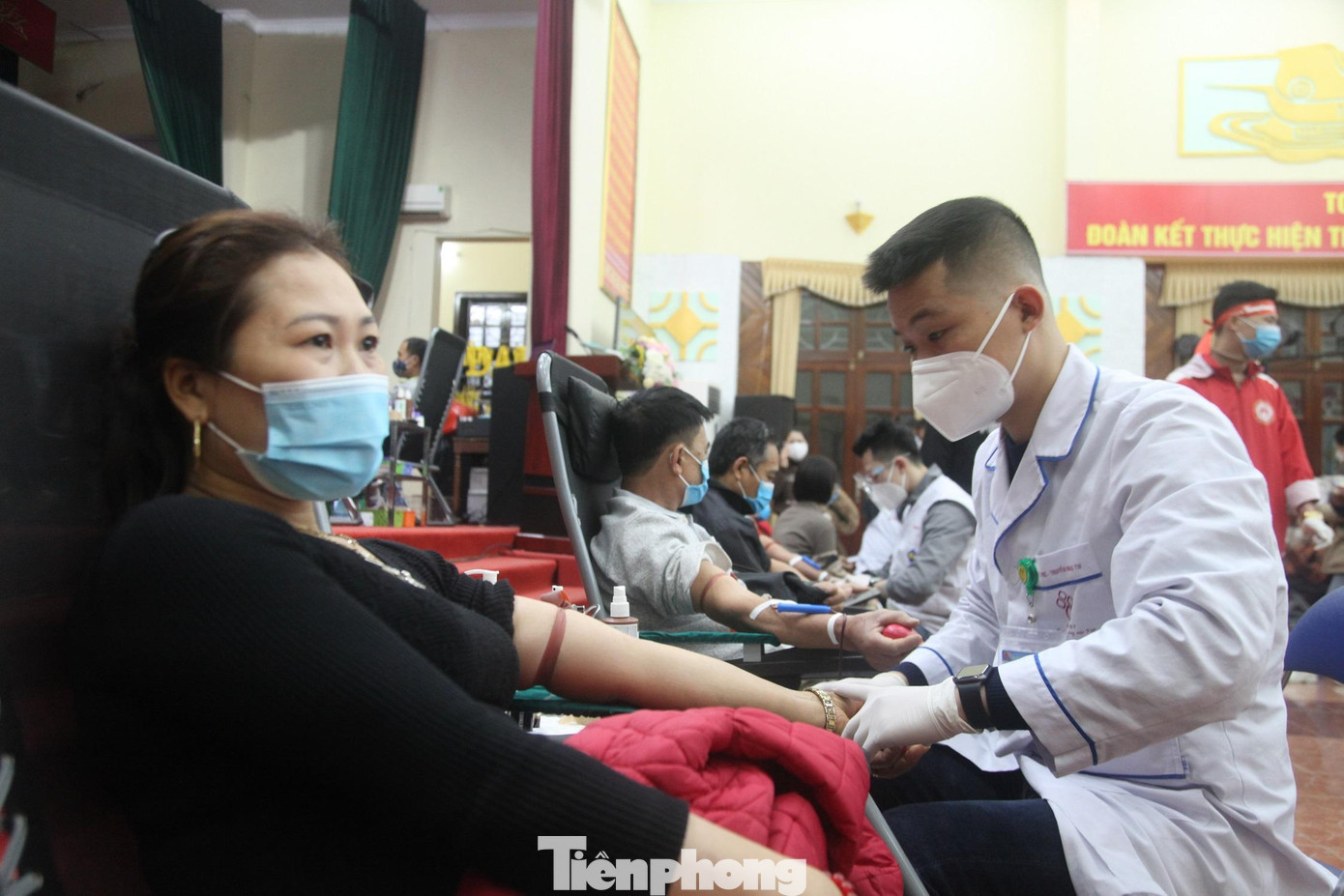 Riêng tại huyện Hiệp Hòa có nhiều tấm gương hiến máu xuất sắc như: Ban chỉ đạo vận động hiến máu tình nguyện huyện Hiệp Hoà năm 2021 đạt 270% kế hoạch giao; gia đình ông Nguyễn Thế Bốn hiến máu 20 lần; cá nhân ông Nguyễn Văn Hiệp ở xã Lương Phong hiến máu khoảng 30 lần; ông Nguyễn Văn Mạnh, giáo viên Trường THCS Châu Minh hiến máu 17 lần