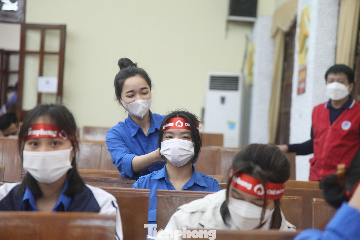 Nhiều bạn trẻ và đoàn viên tỉnh Bắc Giang tham gia hiến máu và hỗ trợ cho chương trình Chủ nhật Đỏ