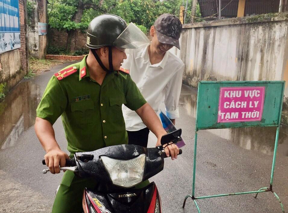 Thượng uý Vũ Tiến Đạt đưa thí sinh ngủ quên đến điểm thi