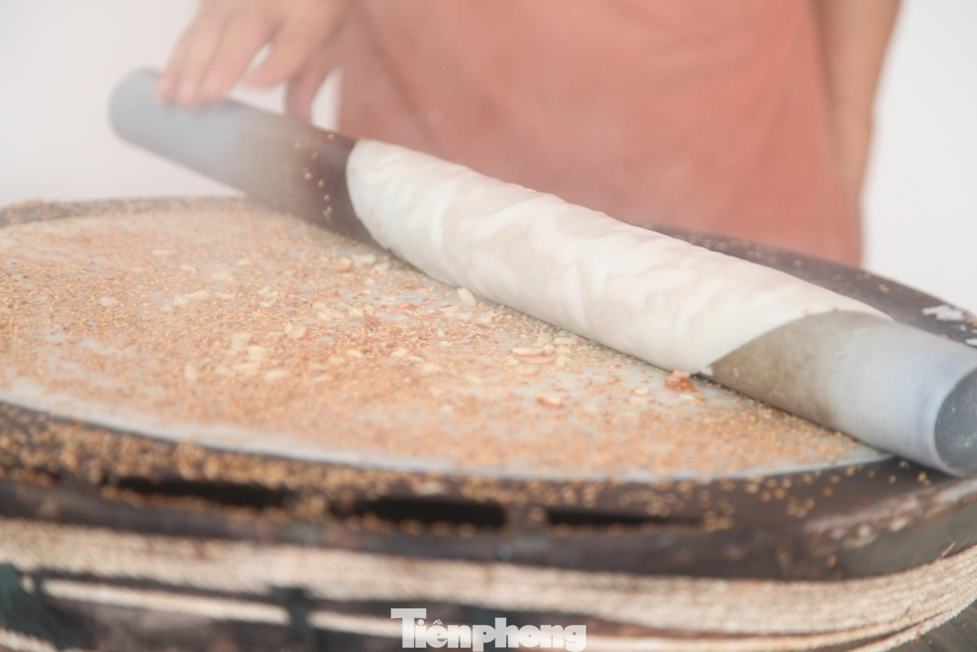 Khi bánh chín, người làm bánh đa Kế lấy bánh ra rất khéo léo để bánh không bị rách hoặc méo mó. Người làm bánh đa dùng một ống nhựa dài và to đặt lên một đầu chiếc bánh quấn lại một cách nhẹ nhàng khoảng nửa vòng, rồi từ từ đặt miếng bánh xuống một chiếc phên và gỡ bánh ra. Khi bánh chín, người làm bánh đa Kế lấy bánh ra rất khéo léo để bánh không bị rách hoặc méo mó. Người làm bánh đa dùng một ống nhựa dài và to đặt lên một đầu chiếc bánh quấn lại một cách nhẹ nhàng khoảng nửa vòng, rồi từ từ đặt miếng bánh xuống một chiếc phên và gỡ bánh ra.