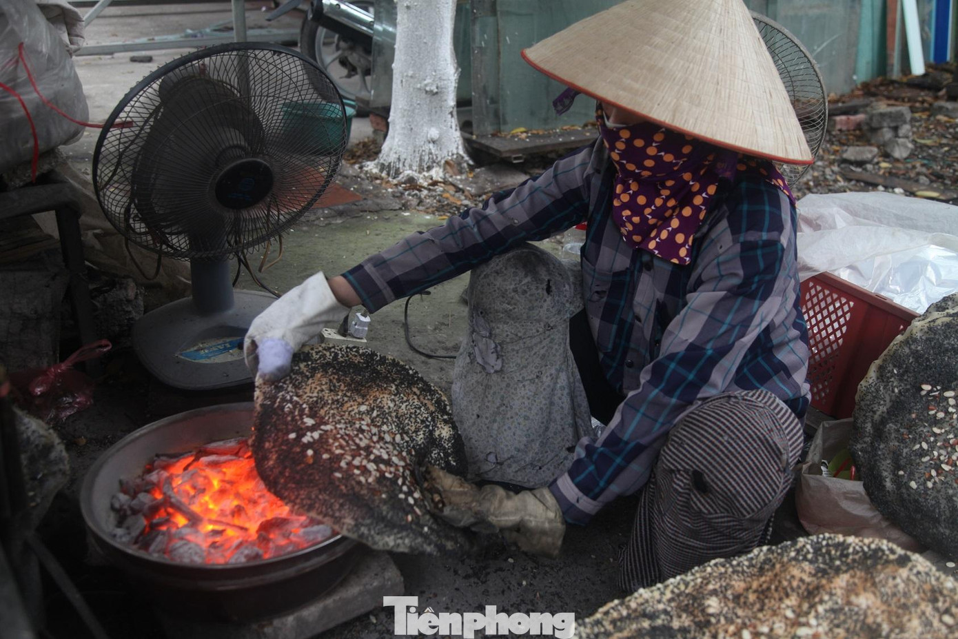 Người dân làng nghề nướng bánh đa trên than hồng để bán Người dân làng nghề nướng bánh đa trên than hồng để bán