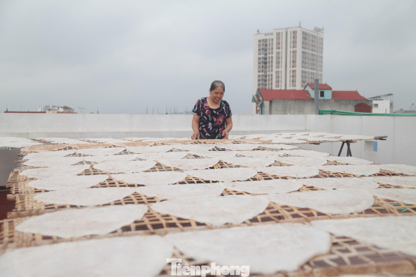 Khi bánh se mặt và vẫn còn dẻo, người làm bánh phải kịp thời gỡ bánh cho khỏi dính vào phên tránh bị vỡ, hoặc thủng, rồi mới lật bánh sang mặt bên kia và phơi tiếp cho đến khô Khi bánh se mặt và vẫn còn dẻo, người làm bánh phải kịp thời gỡ bánh cho khỏi dính vào phên tránh bị vỡ, hoặc thủng, rồi mới lật bánh sang mặt bên kia và phơi tiếp cho đến khô