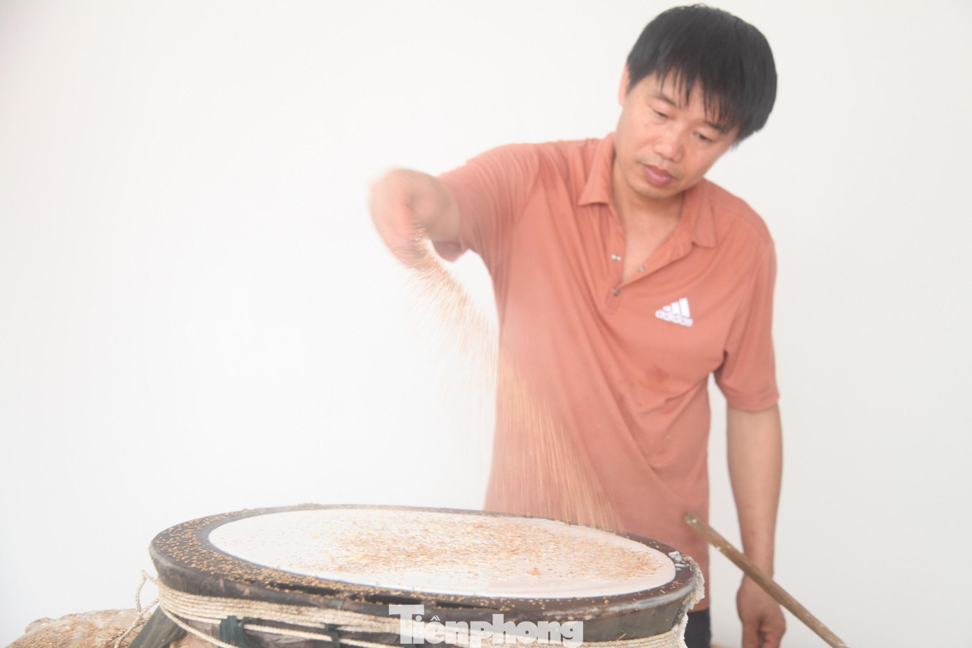 Bánh đa Kế có mùi thơm của vừng, độ béo của lạc. Kỹ thuật rắc vừng, lạc cũng đòi hỏi sự chuyên nghiệp, khi rắc họ lấy tay nhúm lấy những hạt vừng, lạc rồi rắc đều lên trên mặt bánh đa, tập trung dày đặc ở tâm chiếc bánh đa. Điều đặc biệt ở bánh đa Kế, người ta tráng bánh hai lần. Lần đầu khi bánh chín rồi nhưng còn ướt, họ vẫn để bánh trên mặt miếng vải, rồi lại tiếp tục đổ thêm một lượt bột lên trên đợi đến khi chín mới đưa ra. Bánh được tráng hai lần sẽ bảo đảm độ dầy dặn. Bánh đa Kế có mùi thơm của vừng, độ béo của lạc. Kỹ thuật rắc vừng, lạc cũng đòi hỏi sự chuyên nghiệp, khi rắc họ lấy tay nhúm lấy những hạt vừng, lạc rồi rắc đều lên trên mặt bánh đa, tập trung dày đặc ở tâm chiếc bánh đa. Điều đặc biệt ở bánh đa Kế, người ta tráng bánh hai lần. Lần đầu khi bánh chín rồi nhưng còn ướt, họ vẫn để bánh trên mặt miếng vải, rồi lại tiếp tục đổ thêm một lượt bột lên trên đợi đến khi chín mới đưa ra. Bánh được tráng hai lần sẽ bảo đảm độ dầy dặn.