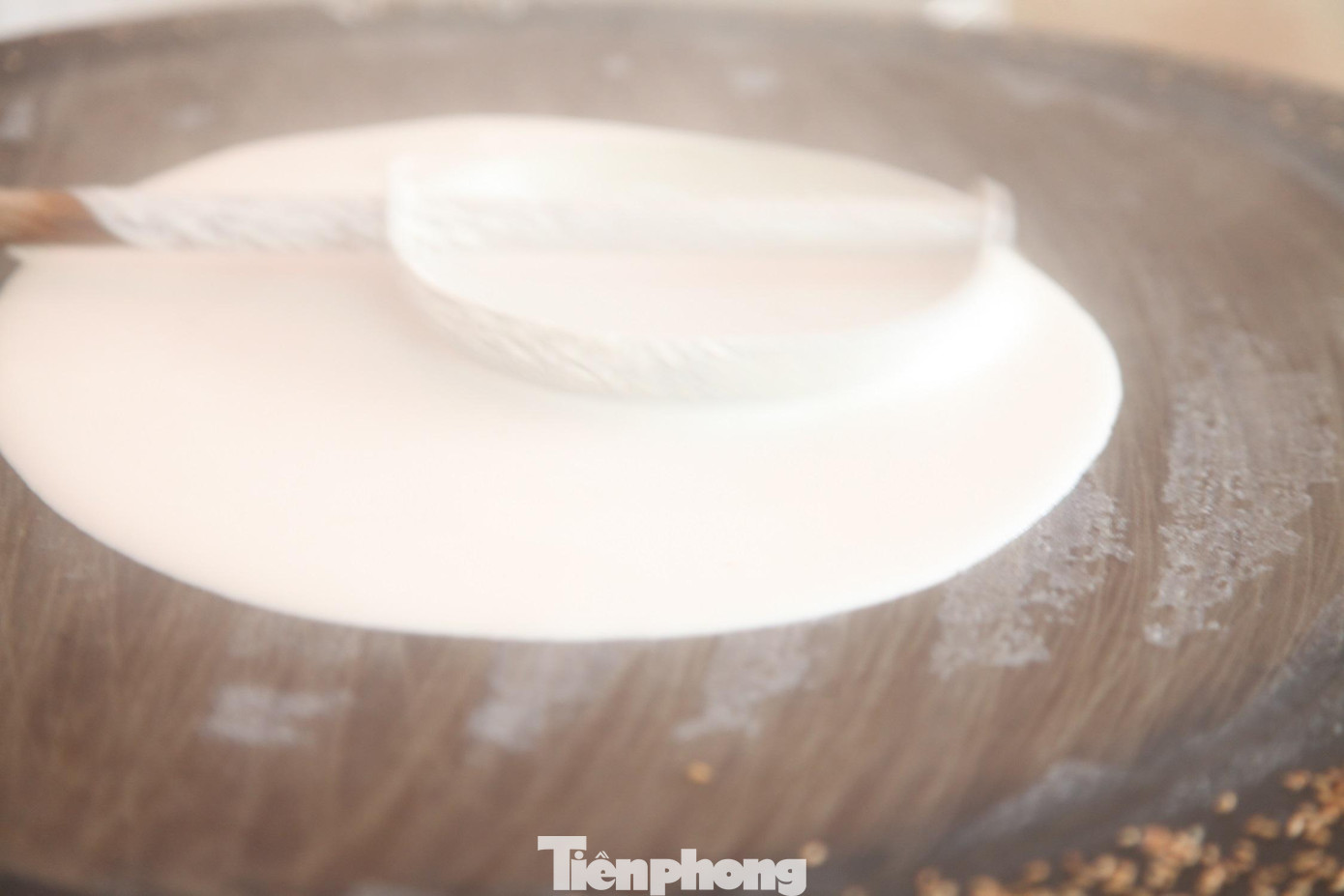 Những người làm bánh đa Kế vẫn tránh bánh thủ công bằng tay. Một hộ làm bánh đa ở phường Dĩnh Kế làm khoảng 300 đến 1000 chiếc/ngày. Trừ chi phí, mỗi hộ trung bình lãi được khoảng 500 nghìn đồng đến 1 triệu đồng/ngày. Những người làm bánh đa Kế vẫn tránh bánh thủ công bằng tay. Một hộ làm bánh đa ở phường Dĩnh Kế làm khoảng 300 đến 1000 chiếc/ngày. Trừ chi phí, mỗi hộ trung bình lãi được khoảng 500 nghìn đồng đến 1 triệu đồng/ngày.