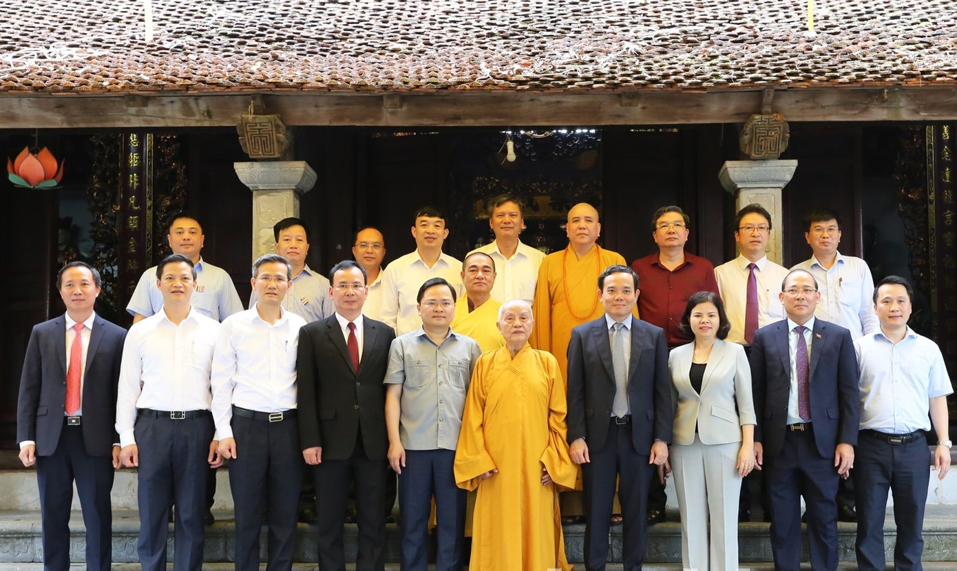 Phó Thủ tướng Chính phủ Trần Lưu Quang (thứ 4 bên phải) cùng lãnh đạo tỉnh Bắc Ninh chụp ảnh lưu niệm với Hòa thượng Thích Thanh Dũng. Phó Thủ tướng Chính phủ Trần Lưu Quang (thứ 4 bên phải) cùng lãnh đạo tỉnh Bắc Ninh chụp ảnh lưu niệm với Hòa thượng Thích Thanh Dũng.