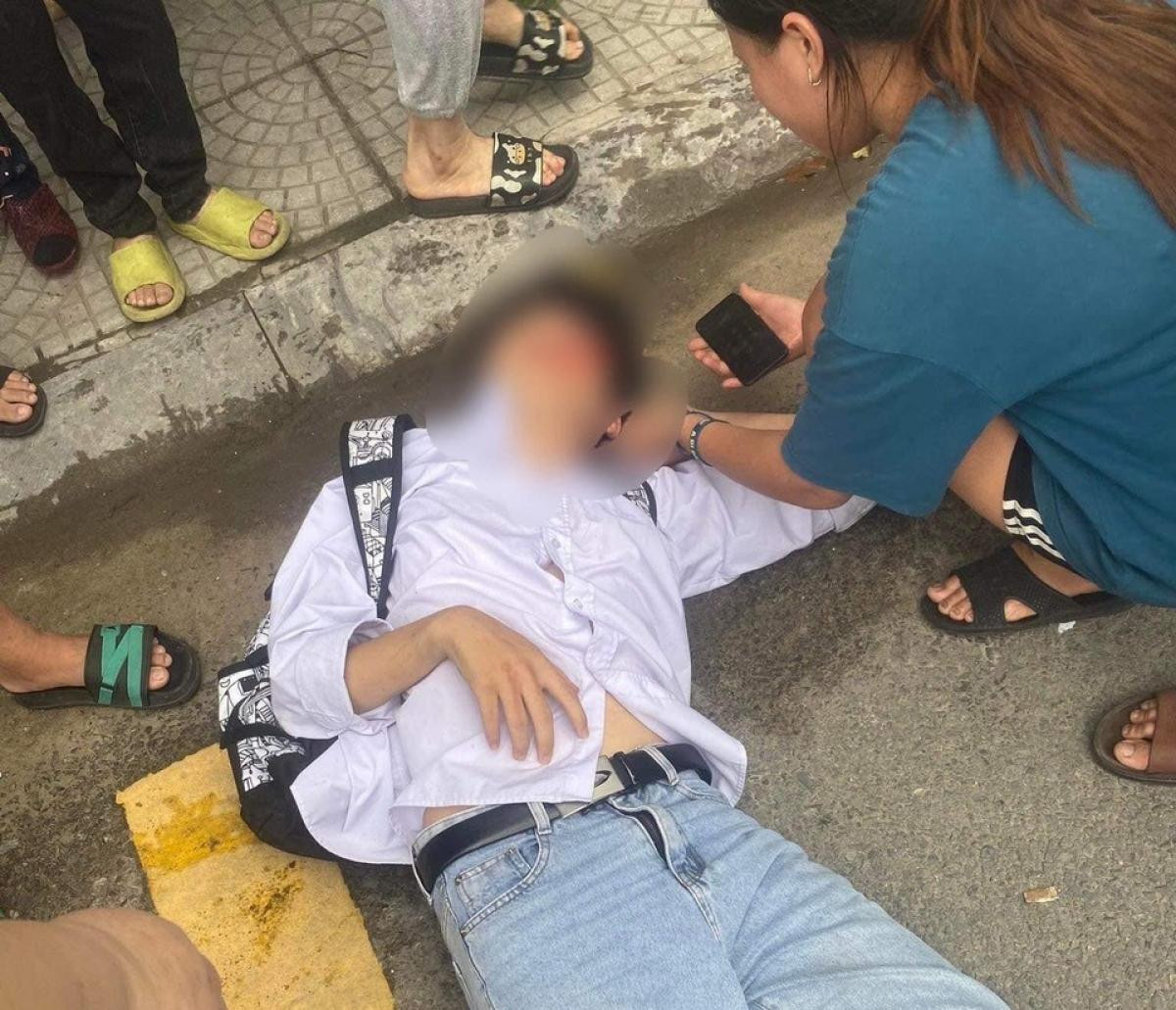 Em K. bị đánh gục trên đường