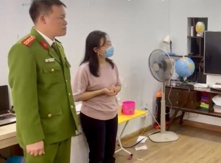 Cơ quan Cảnh sát điều tra, Công an tỉnh Bắc Giang tống đạt các quyết định tố tụng đối với bị can Phạm Thị Lan. Cơ quan Cảnh sát điều tra, Công an tỉnh Bắc Giang tống đạt các quyết định tố tụng đối với bị can Phạm Thị Lan.