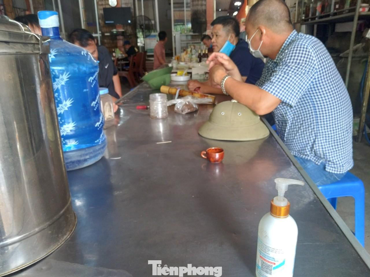 Nhiều quán ăn trang bị dung dịch rửa tay để phòng chống dịch