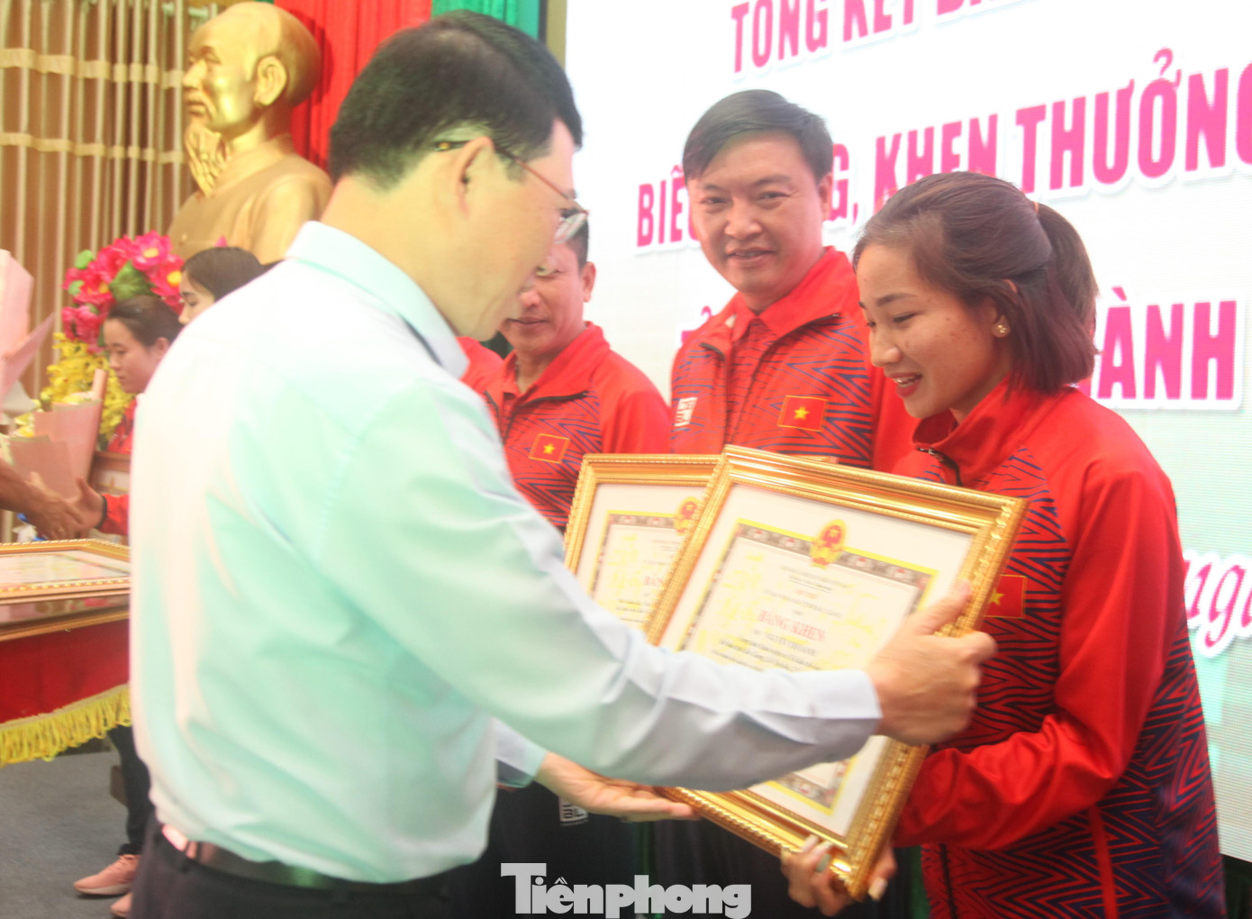 Chủ tịch UBND tỉnh Bắc Giang Lê Ánh Dương tặng bằng khen cho vận động viên Nguyễn Thị Oanh Chủ tịch UBND tỉnh Bắc Giang Lê Ánh Dương tặng bằng khen cho vận động viên Nguyễn Thị Oanh