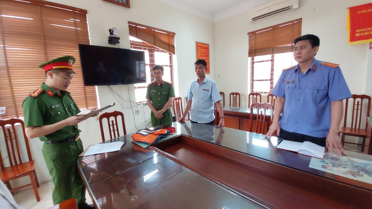 Cơ quan Cảnh sát điều tra Công an tỉnh Bắc Giang thực hiện các thủ tục tố tụng đối với bị can Thái Văn Vĩnh (thứ 2 từ phải sang). Cơ quan Cảnh sát điều tra Công an tỉnh Bắc Giang thực hiện các thủ tục tố tụng đối với bị can Thái Văn Vĩnh (thứ 2 từ phải sang).