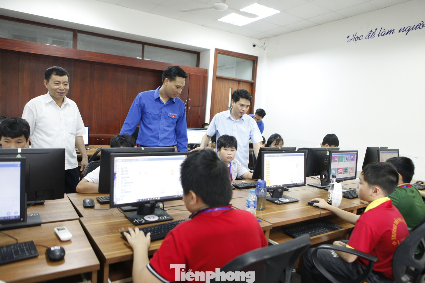 Lãnh đạo Ban Dân vận, Sở Thông tin và Truyền thông cùng Phó Bí thư Tỉnh Đoàn Bắc Ninh Nguyễn Bảo Đại động viên các thí sinh trước giờ thi. Ảnh: Nguyễn Thắng.