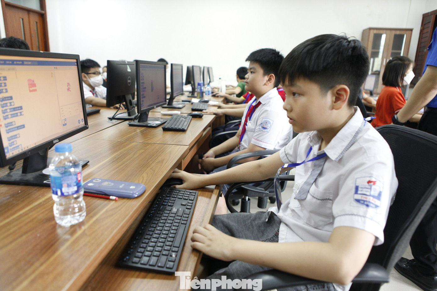 Các thí sinh tham dự Hội thi tin học trẻ tỉnh Bắc Ninh. Ảnh: Nguyễn Thắng.