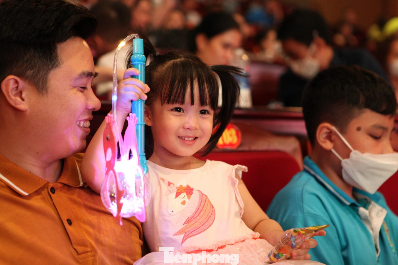 Theo anh Sâm, dù trong điều kiện, hoàn cảnh nào, các tổ chức chính trị - xã hội, nhà trường, gia đình và toàn xã hội luôn có những ưu tiên đầu tư hàng đầu cho sự nghiệp giáo dục, bảo vệ và chăm sóc trẻ em, nâng cao đời sống vật chất, tinh thần cho trẻ em. Theo anh Sâm, dù trong điều kiện, hoàn cảnh nào, các tổ chức chính trị - xã hội, nhà trường, gia đình và toàn xã hội luôn có những ưu tiên đầu tư hàng đầu cho sự nghiệp giáo dục, bảo vệ và chăm sóc trẻ em, nâng cao đời sống vật chất, tinh thần cho trẻ em.