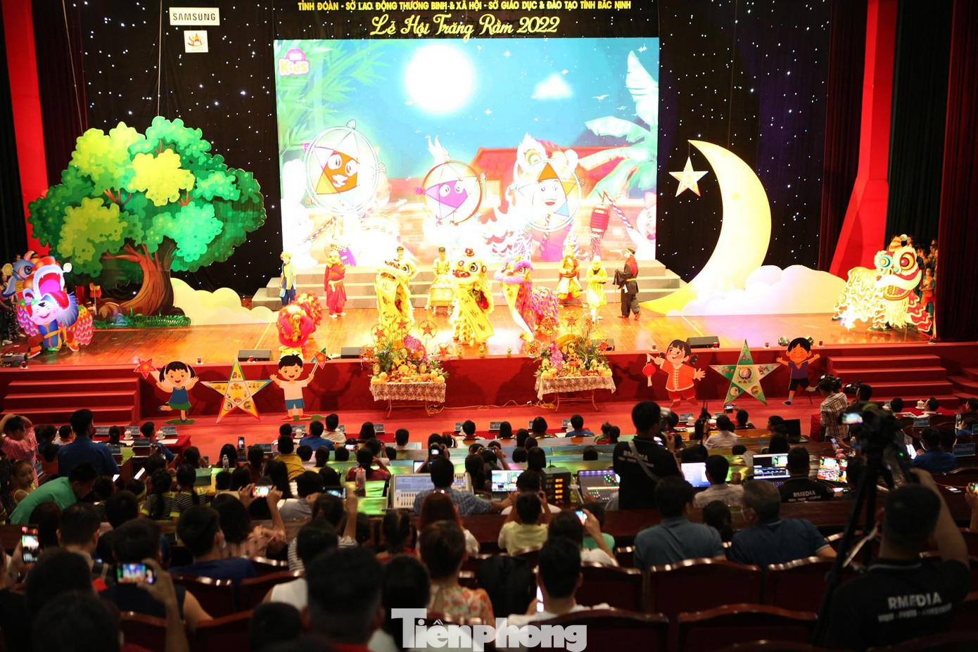 Tham dự chương trình có bà Nguyễn Hương Giang, Chủ tịch UBND tỉnh Bắc Ninh và hàng trăm thiếu nhi tỉnh Bắc Ninh. Chương trình nằm trong chuỗi hoạt động chào mừng Đại hội Đoàn các cấp, tiến tới Đại hội Đại biểu Đoàn TNCS Hồ Chí Minh tỉnh Bắc Ninh lần thứ XV, nhiệm kỳ 2022-2027. Đây cũng là dịp để gia đình, các cấp, các ngành và toàn xã hội dành tình cảm, sự quan tâm đặc biệt để đem lại niềm vui, nụ cười cho trẻ thơ. Tham dự chương trình có bà Nguyễn Hương Giang, Chủ tịch UBND tỉnh Bắc Ninh và hàng trăm thiếu nhi tỉnh Bắc Ninh. Chương trình nằm trong chuỗi hoạt động chào mừng Đại hội Đoàn các cấp, tiến tới Đại hội Đại biểu Đoàn TNCS Hồ Chí Minh tỉnh Bắc Ninh lần thứ XV, nhiệm kỳ 2022-2027. Đây cũng là dịp để gia đình, các cấp, các ngành và toàn xã hội dành tình cảm, sự quan tâm đặc biệt để đem lại niềm vui, nụ cười cho trẻ thơ.