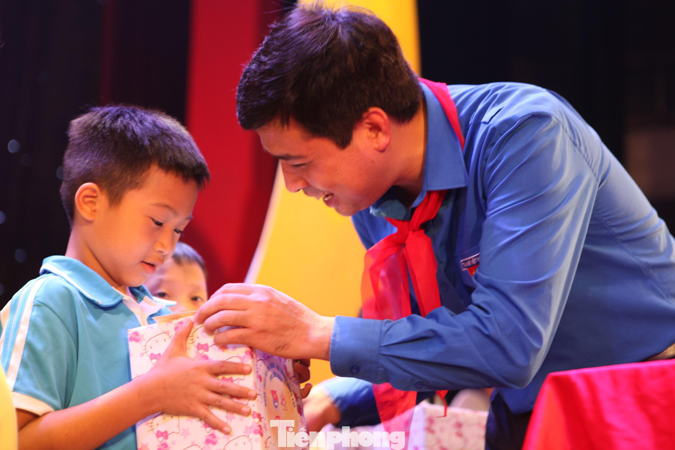 Anh Nguyễn Đức Sâm, Bí thư Tỉnh Đoàn Bắc Ninh tặng quà các em thiếu nhi. Phát biểu tại chương trình, anh Sâm cho biết, các cấp, các ngành trong tỉnh Bắc Ninh luôn coi nhiệm vụ bảo vệ và chăm sóc trẻ em là một trong những nội dung cơ bản của chiến lược con người, góp phần tạo ra nguồn nhân lực cho quá trình đẩy mạnh sự nghiệp công nghiệp hóa, hiện đại hóa của tỉnh. Anh Nguyễn Đức Sâm, Bí thư Tỉnh Đoàn Bắc Ninh tặng quà các em thiếu nhi. Phát biểu tại chương trình, anh Sâm cho biết, các cấp, các ngành trong tỉnh Bắc Ninh luôn coi nhiệm vụ bảo vệ và chăm sóc trẻ em là một trong những nội dung cơ bản của chiến lược con người, góp phần tạo ra nguồn nhân lực cho quá trình đẩy mạnh sự nghiệp công nghiệp hóa, hiện đại hóa của tỉnh.