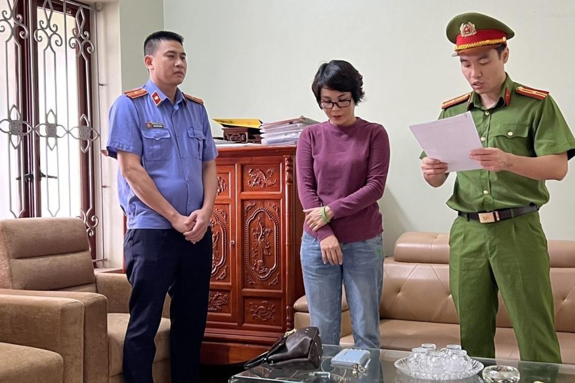 Cơ quan Cảnh sát điều tra, Công an tỉnh Bắc Giang thực hiện các thủ tục tố tụng đối với bị can Dương Thị Nga (đứng giữa) Cơ quan Cảnh sát điều tra, Công an tỉnh Bắc Giang thực hiện các thủ tục tố tụng đối với bị can Dương Thị Nga (đứng giữa)