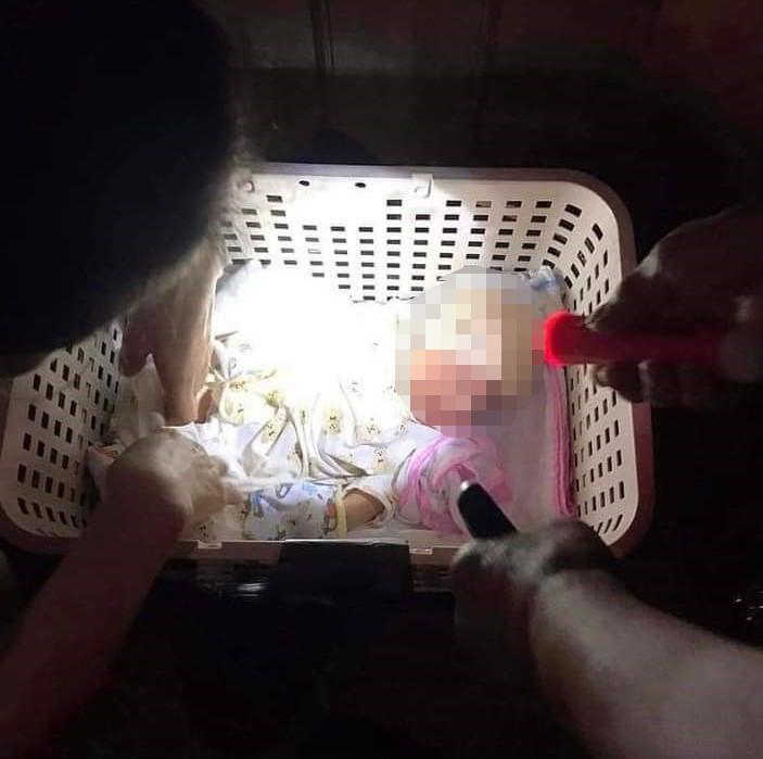 Người dân phát hiện em bé bị bỏ rơi trước cổng trường THCS Bảo Đài.