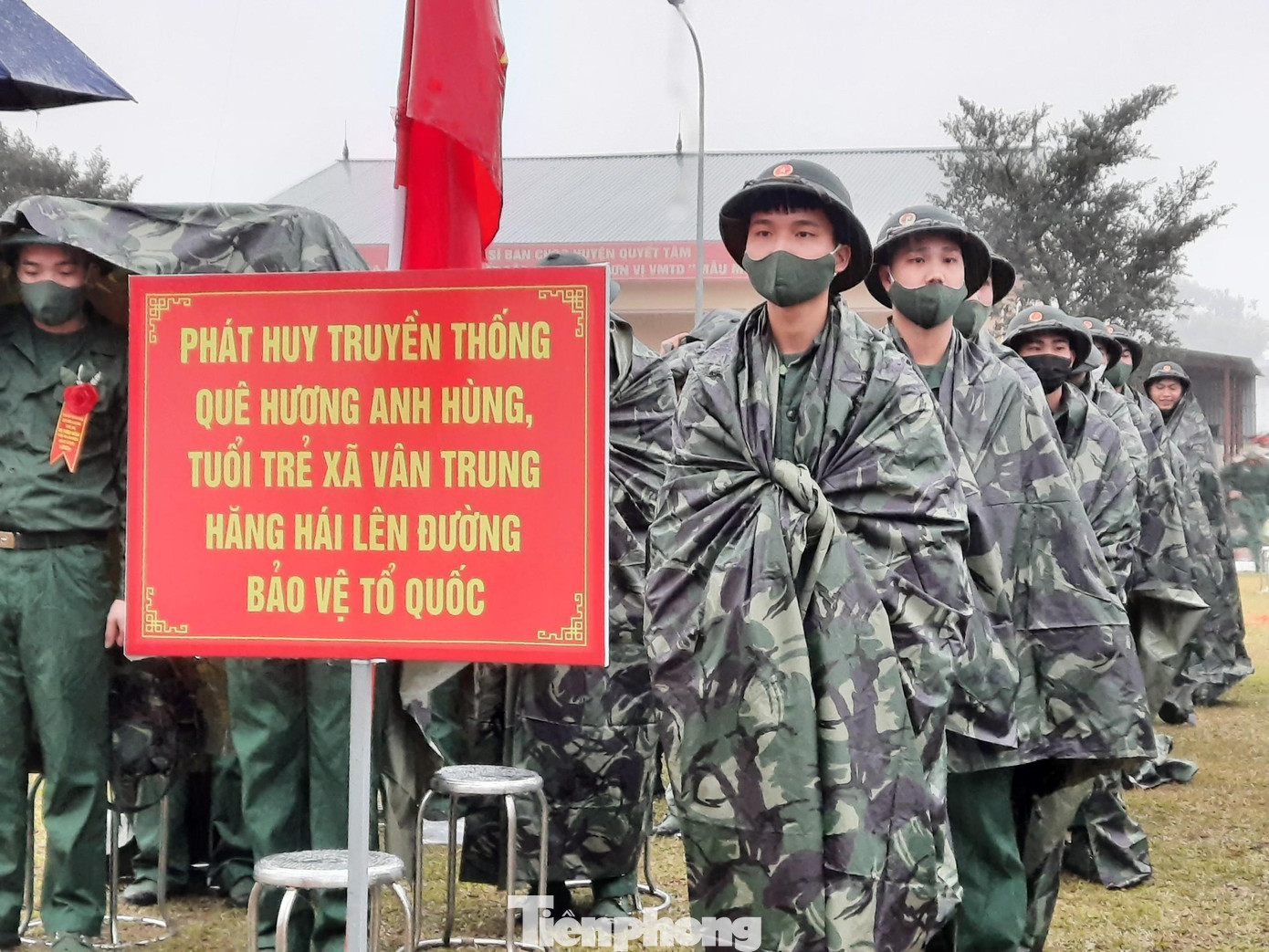 Dù trời đổ mưa to, nhưng các tân binh ở tỉnh Bắc Giang vẫn háo hức nhập ngũ