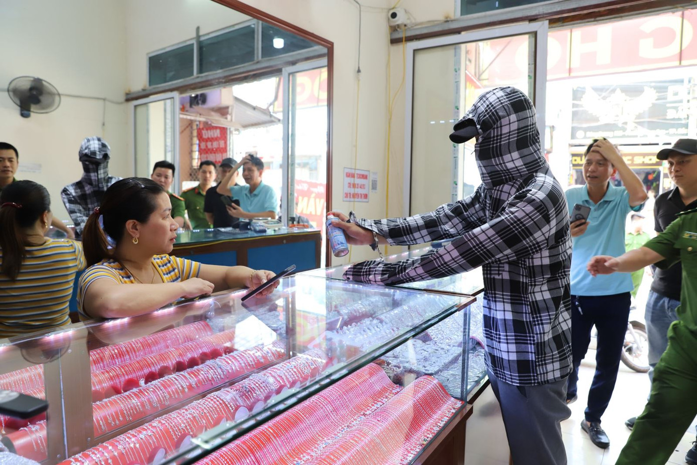 Lực lượng công an dựng lại hiện trường vụ án.