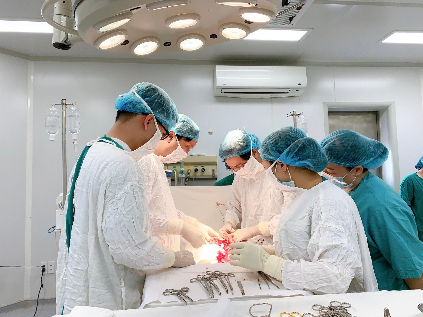 Các y bác sỹ Bệnh viện Sản nhi Bắc Giang phẫu thuật cứu bệnh nhân Đỗ Thị A