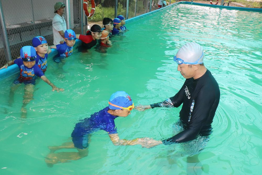 Dạy bơi miễn phí cho thiếu nhi