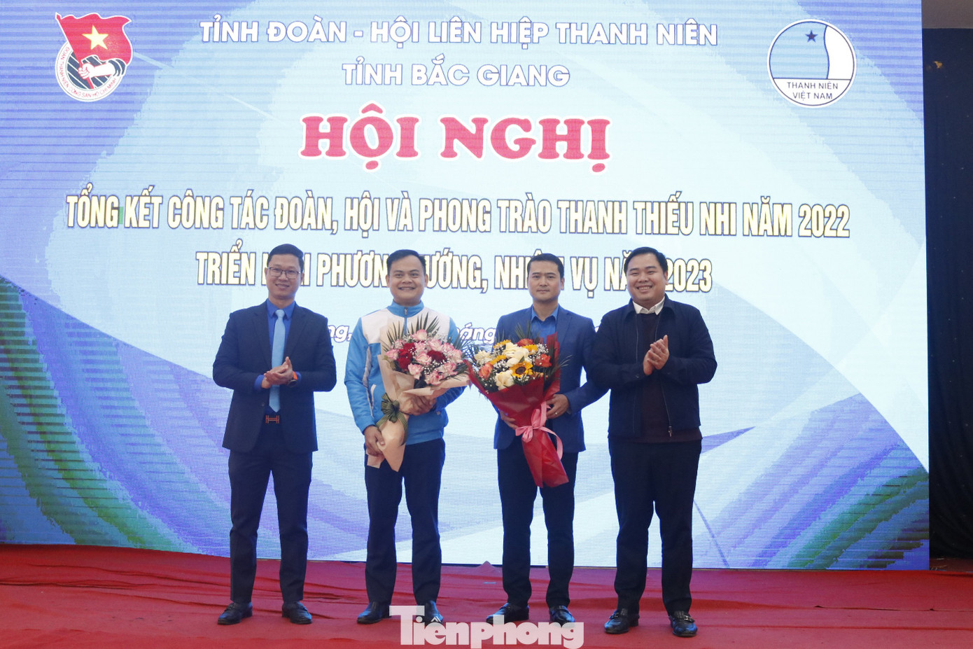 Anh Bùi Văn Hoàng (thứ 2) và anh Hoàng Văn Quân (thứ 3 từ trái sáng) được hiệp thương cử làm Phó Chủ tịch Hội LHTN tỉnh Bắc Giang