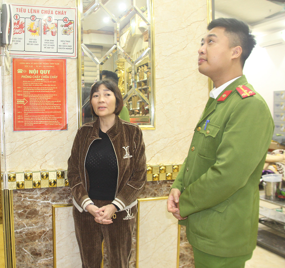 Lực lượng công an kiểm tra cơ sở karaoke ở tỉnh Bắc Giang