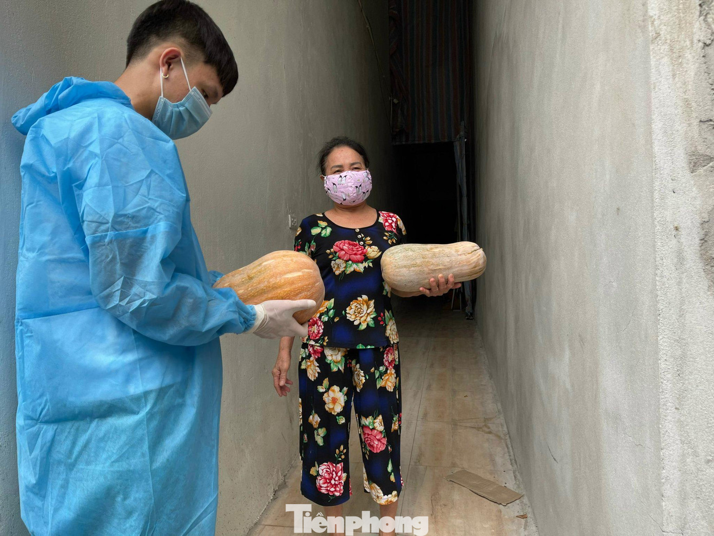 Thành viên tổ COVID cộng đồng thôn Núi Hiểu mang lương thực, thực phẩm cho người dân bị phong tỏa