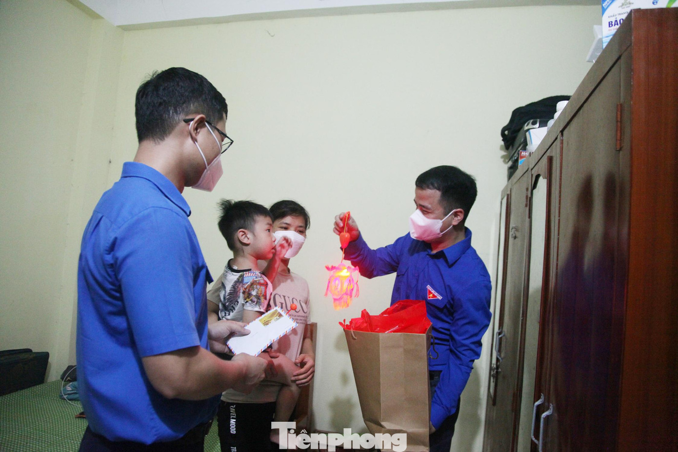 Anh Ngô Văn Cương - Bí thư Trung ương Đoàn (bên phải) và anh Thân Trung Kiên - Bí thư Tỉnh Đoàn Bắc Giang (bên trái) tặng quà thiếu nhi là con công nhân có hoàn cảnh khó khăn Anh Ngô Văn Cương - Bí thư Trung ương Đoàn (bên phải) và anh Thân Trung Kiên - Bí thư Tỉnh Đoàn Bắc Giang (bên trái) tặng quà thiếu nhi là con công nhân có hoàn cảnh khó khăn