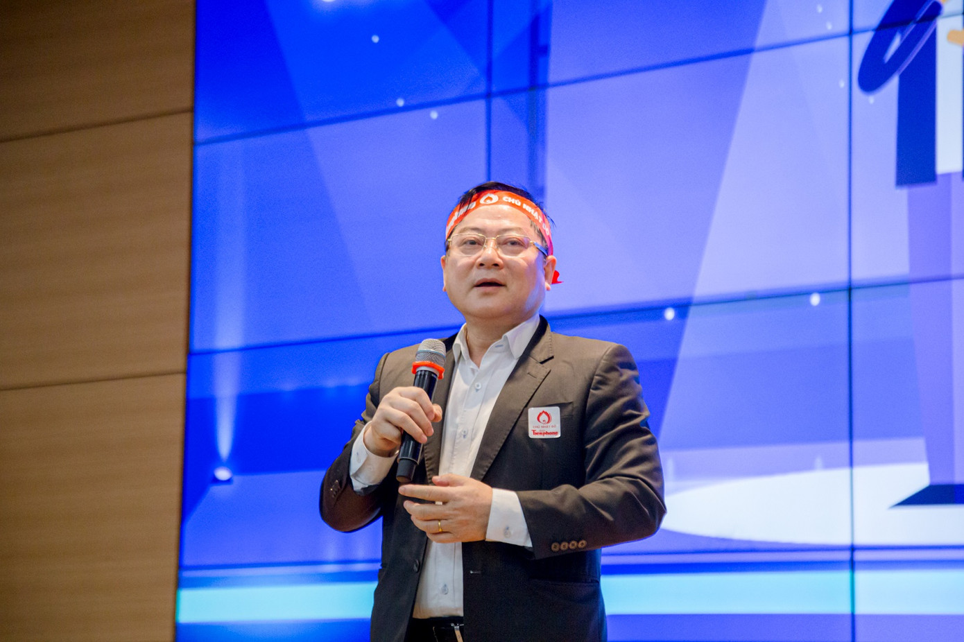 Nhà báo Lê Xuân Sơn - Tổng Biên tập báo Tiền Phong phát biểu tại chương trình. Theo nhà báo Lê Xuân Sơn, sau này, người lao động của công ty trở về địa phương hoặc đi làm nơi khác vẫn tiếp tục lan tỏa tinh thần hiến máu.