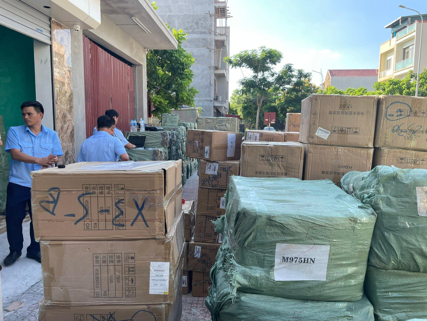 Cơ quan chức năng tỉnh Bắc Ninh niêm phong nước hoa, mỹ phẩm có dấu hiệu giả nhãn hiệu nổi tiếng