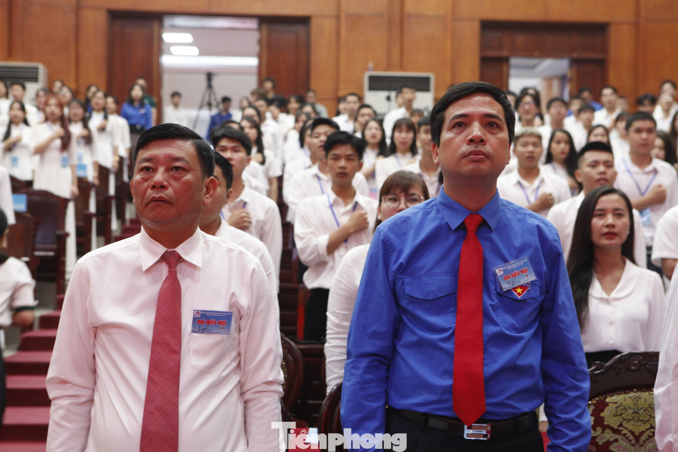 Phó Chủ tịch UBND tỉnh Bắc Ninh Ngô Tân Phượng và Bí thư Tỉnh Đoàn Bắc Ninh Nguyễn Đức Sâm hát Quốc ca chào cờ tại đại hội. Ảnh: Nguyễn Thắng