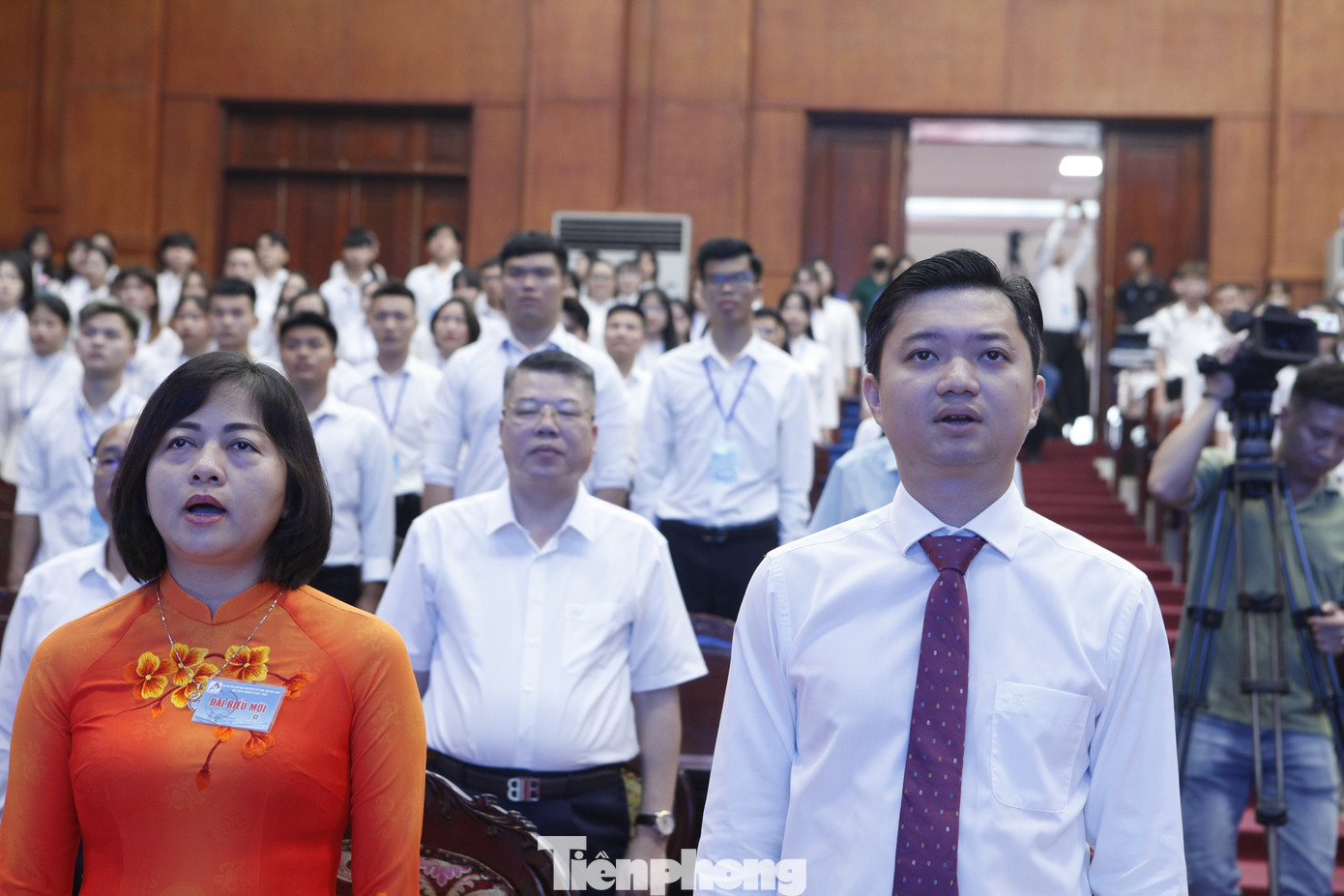 Bí thư Trung ương Đoàn Nguyễn Minh Triết và các đại biểu hát Quốc ca chào cờ tại đại hội. Ảnh: Nguyễn Thắng