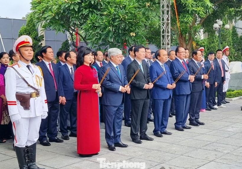 Chủ tịch nước Nguyễn Xuân Phúc cùng lãnh đạo Đảng, Nhà nước và tỉnh Bắc Ninh dâng hương tại Lễ kỷ niệm 110 năm ngày sinh Tổng Bí thư Nguyễn Văn Cừ Chủ tịch nước Nguyễn Xuân Phúc cùng lãnh đạo Đảng, Nhà nước và tỉnh Bắc Ninh dâng hương tại Lễ kỷ niệm 110 năm ngày sinh Tổng Bí thư Nguyễn Văn Cừ